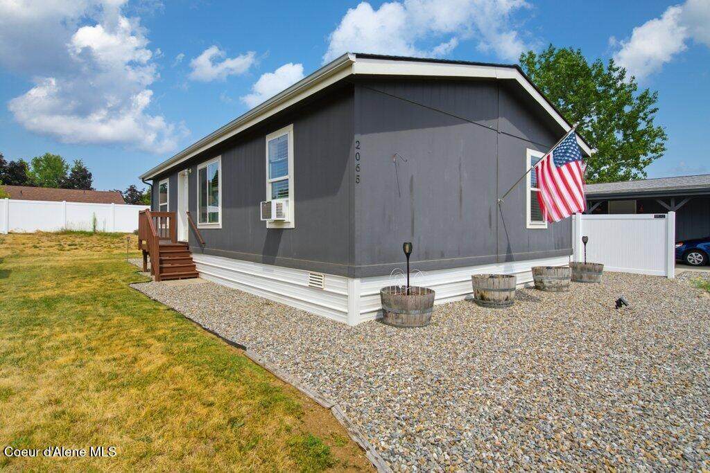 2065 Windermere Ave - Photo 1