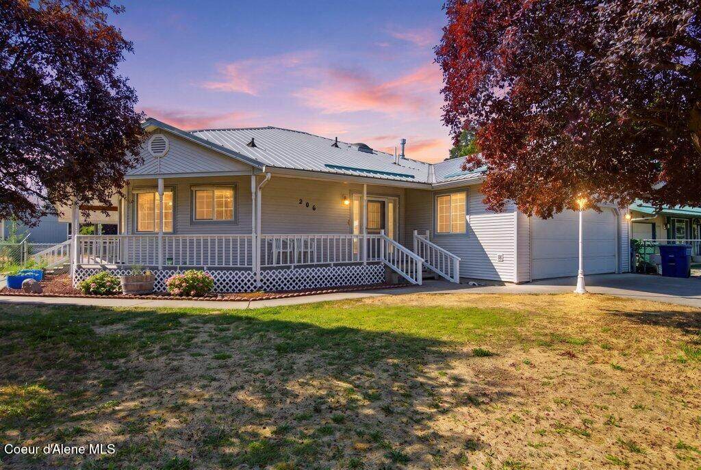206 11th Ave - Photo 1