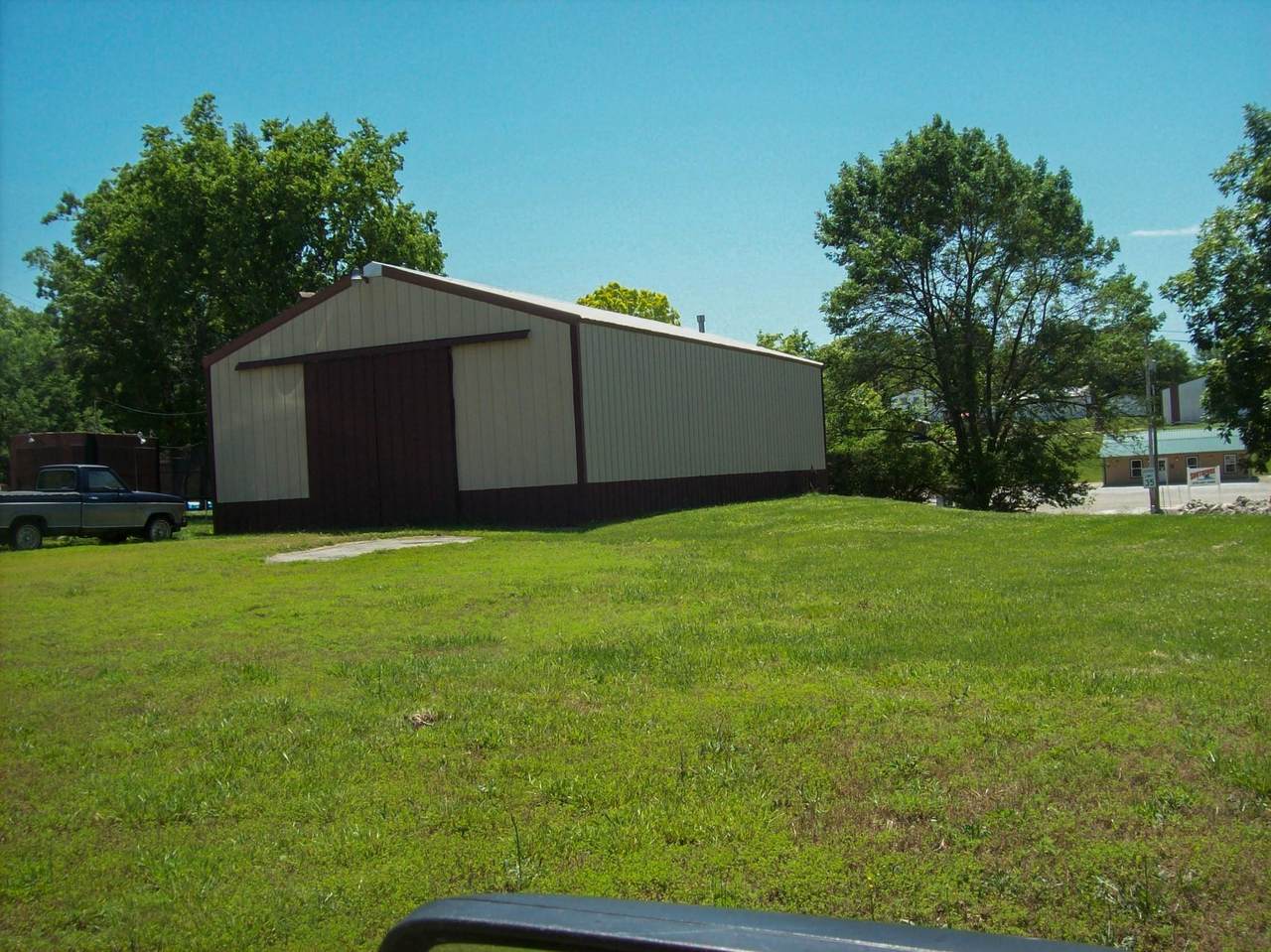 1401 Paris Rd - Photo 1