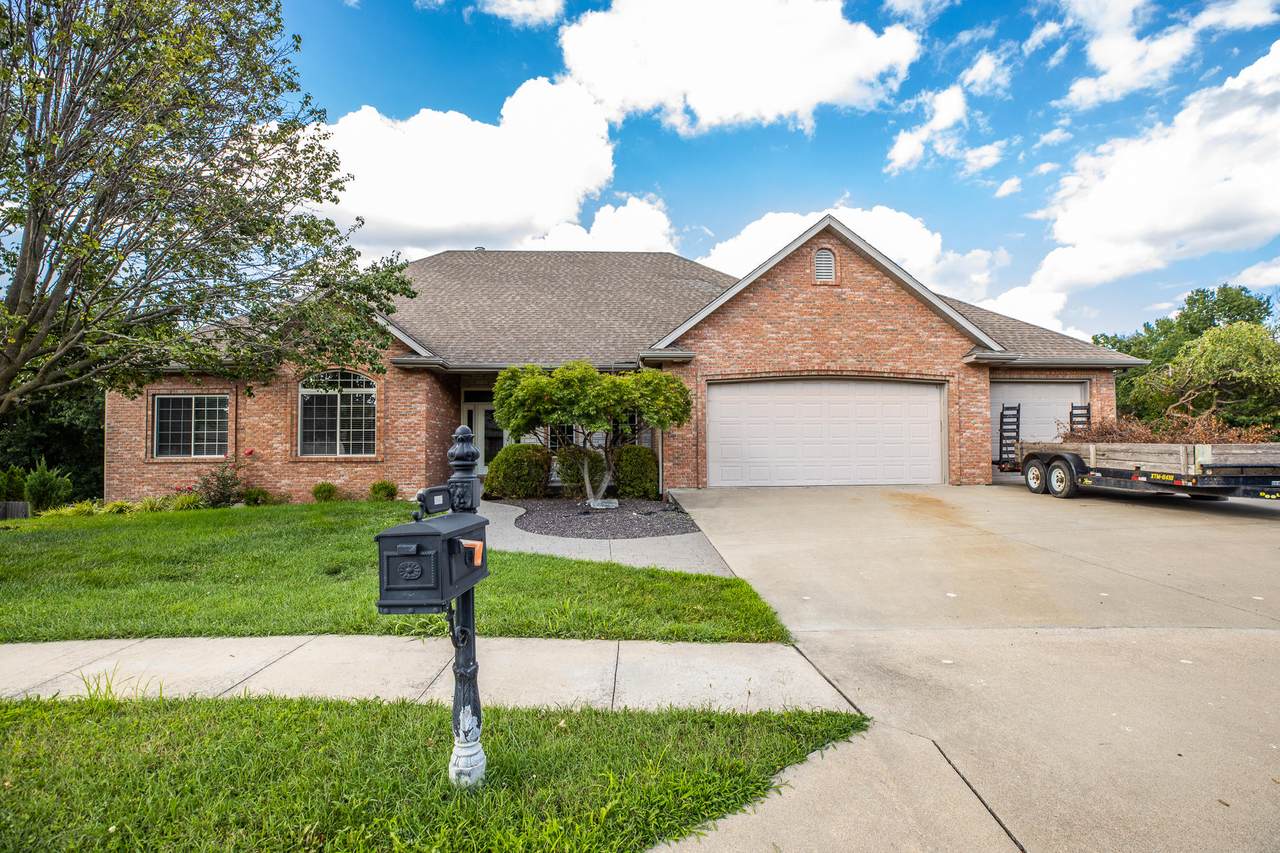 1605 Brookfield Manor - Photo 1
