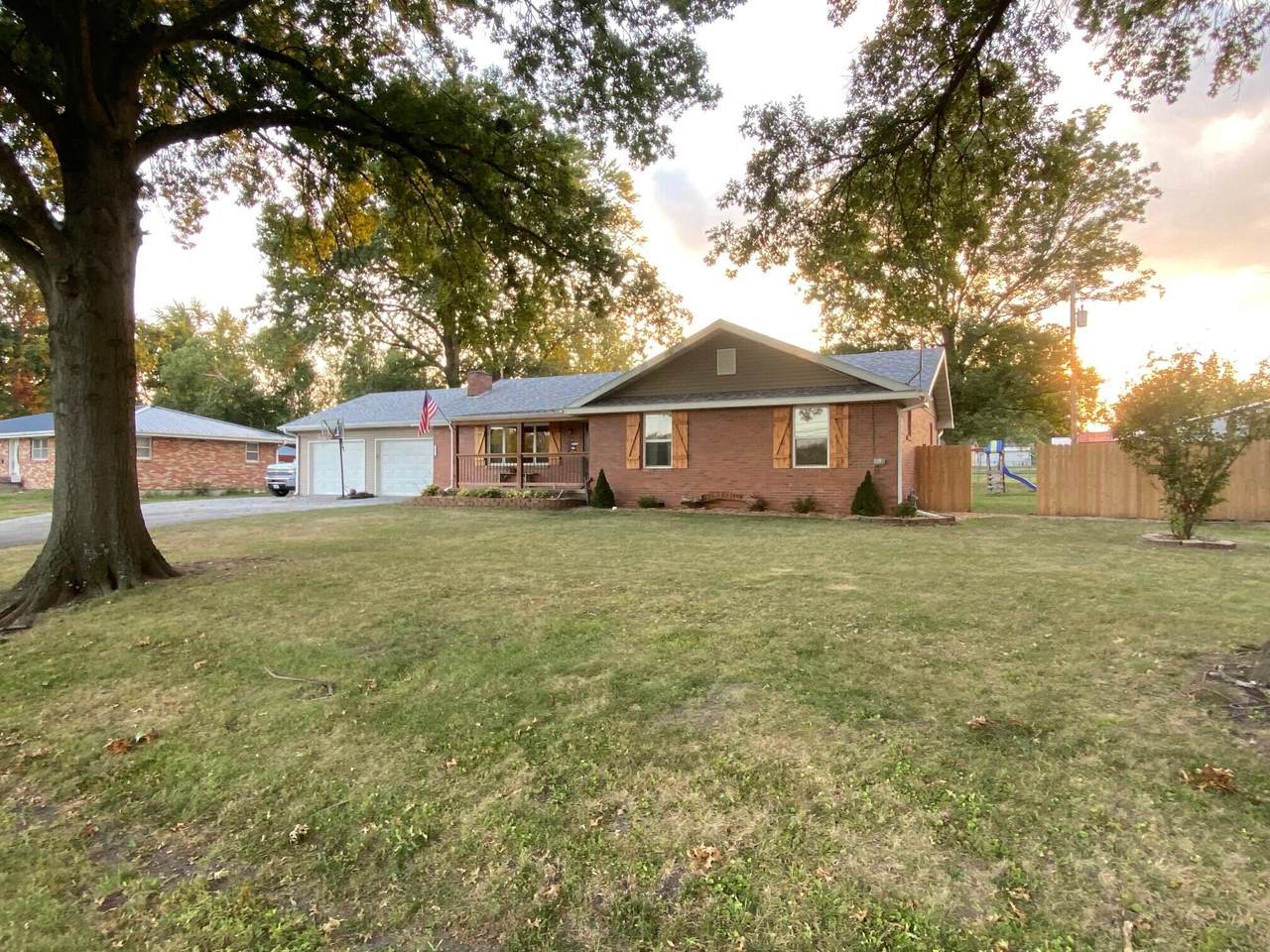 411 Audrain St - Photo 1