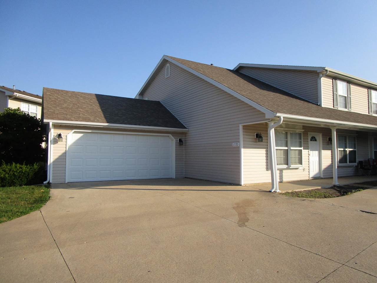 1725 Louise Cir - Photo 1