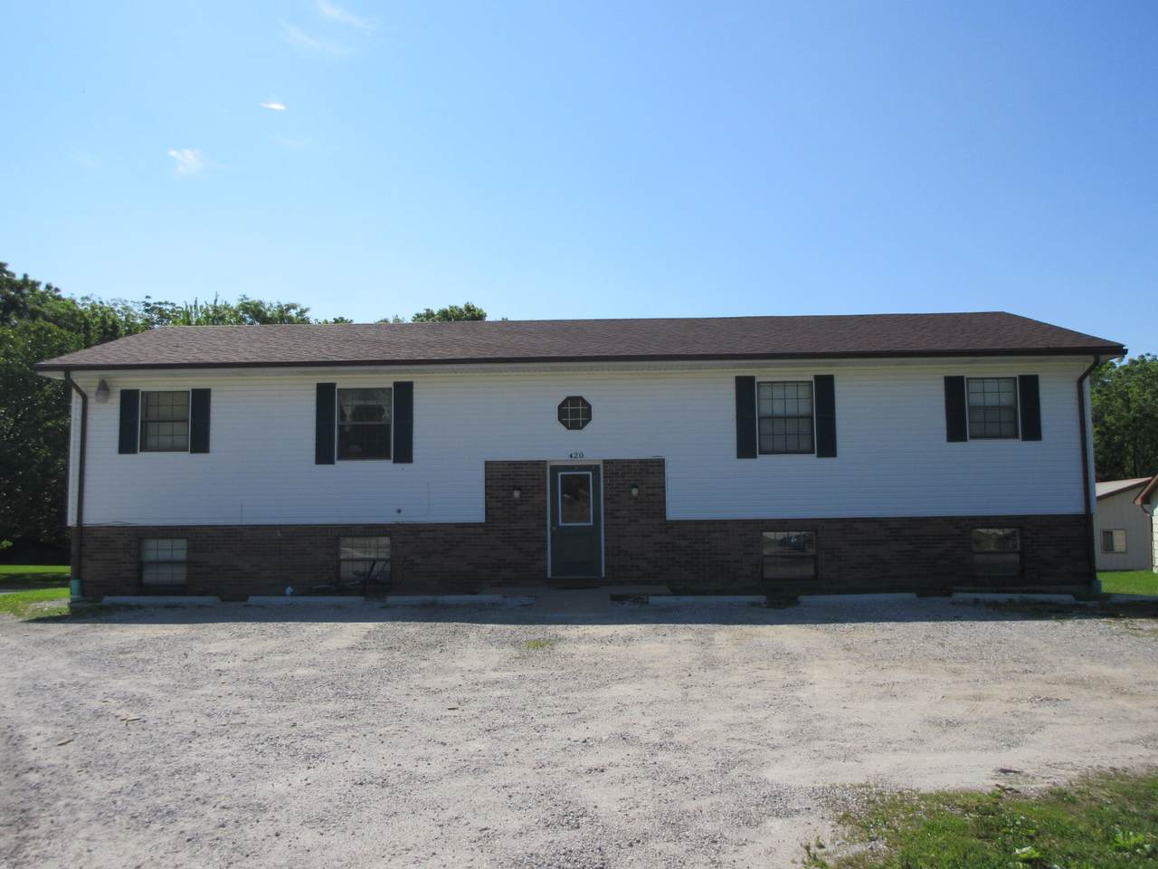 420 East Park Ln - Photo 1