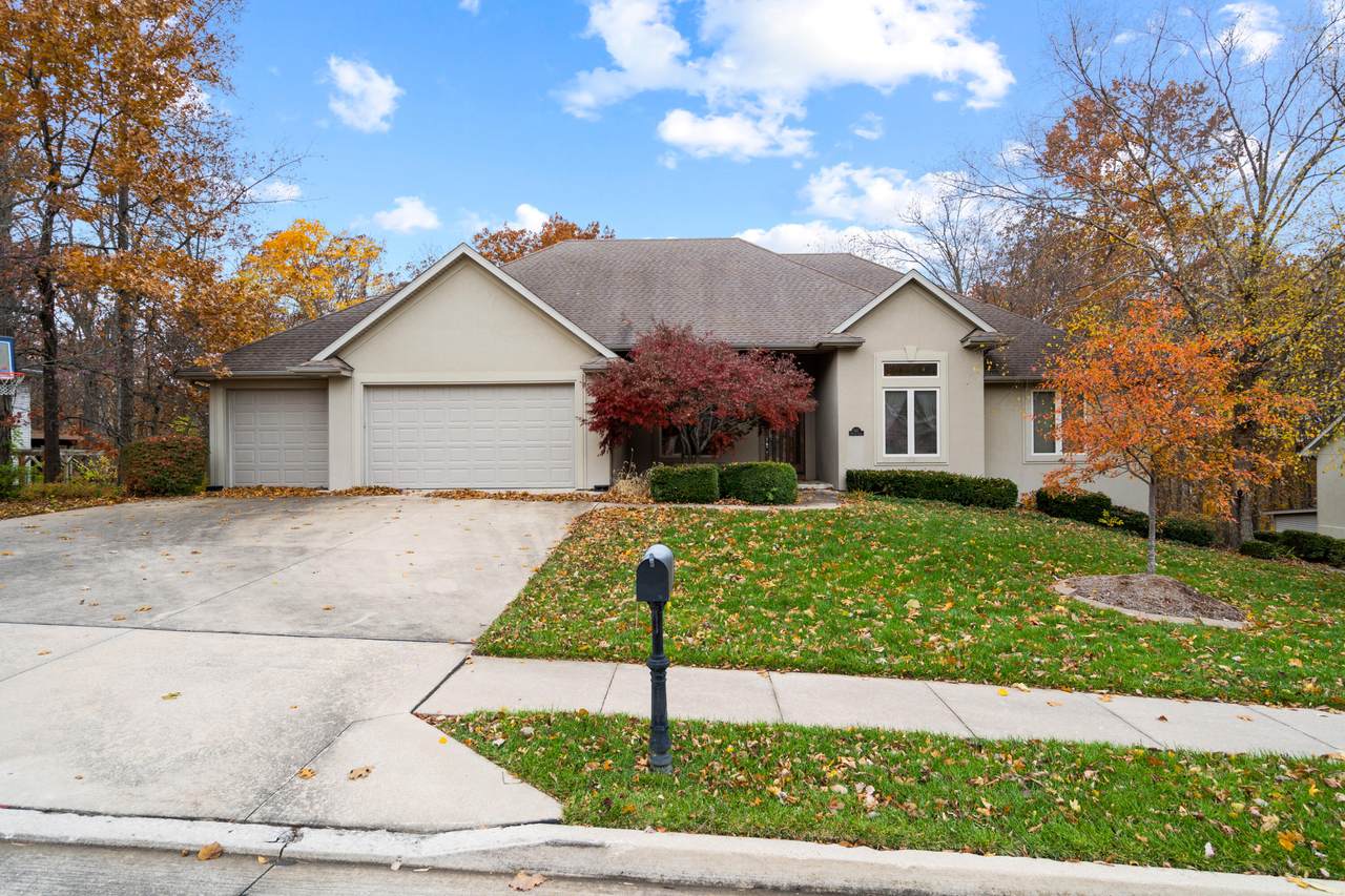 201 Foxwood Ct - Photo 1