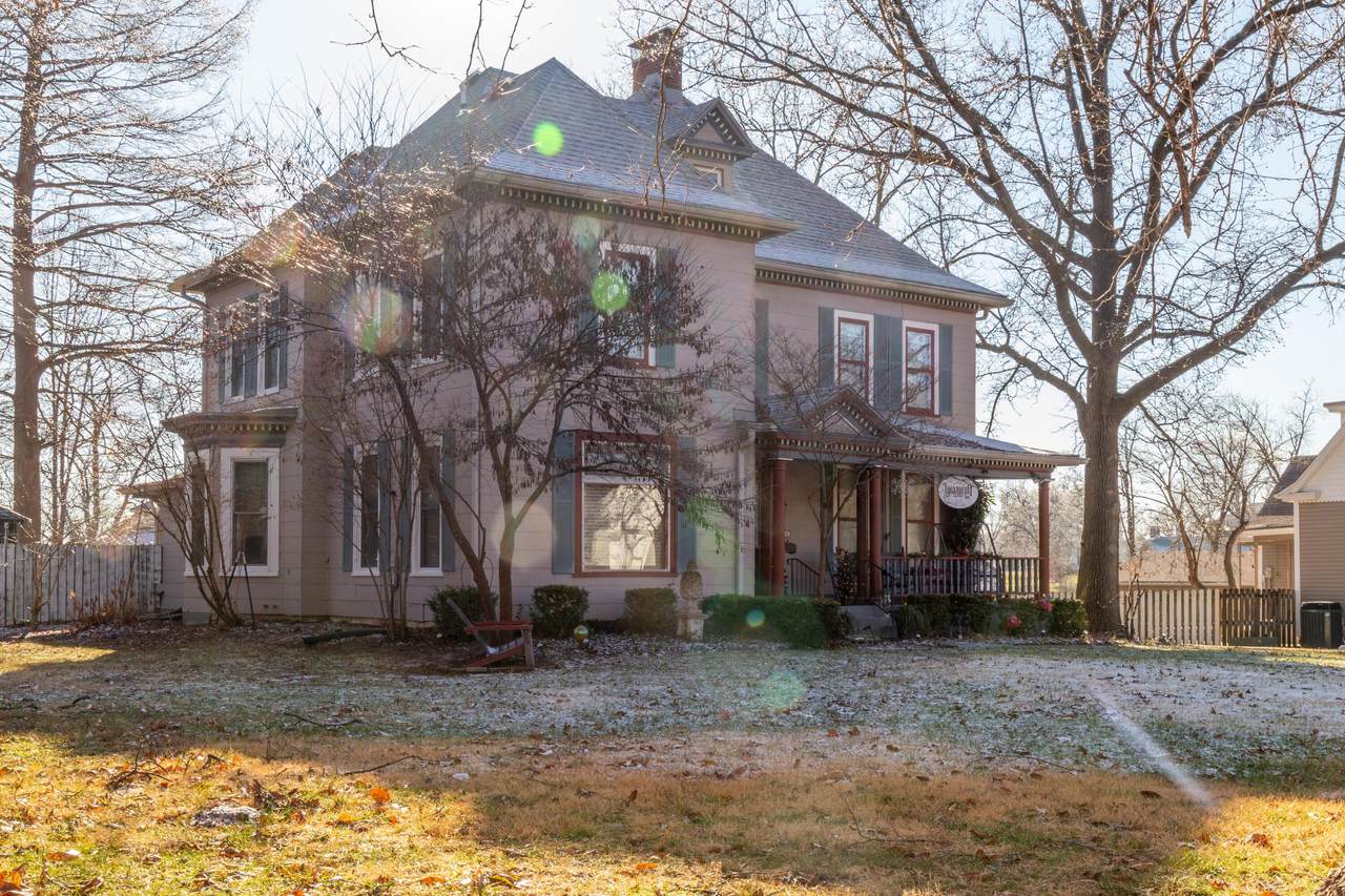 310 7TH St - Photo 1