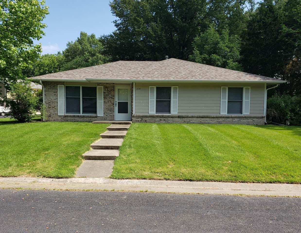 208 Alhambra Dr - Photo 1