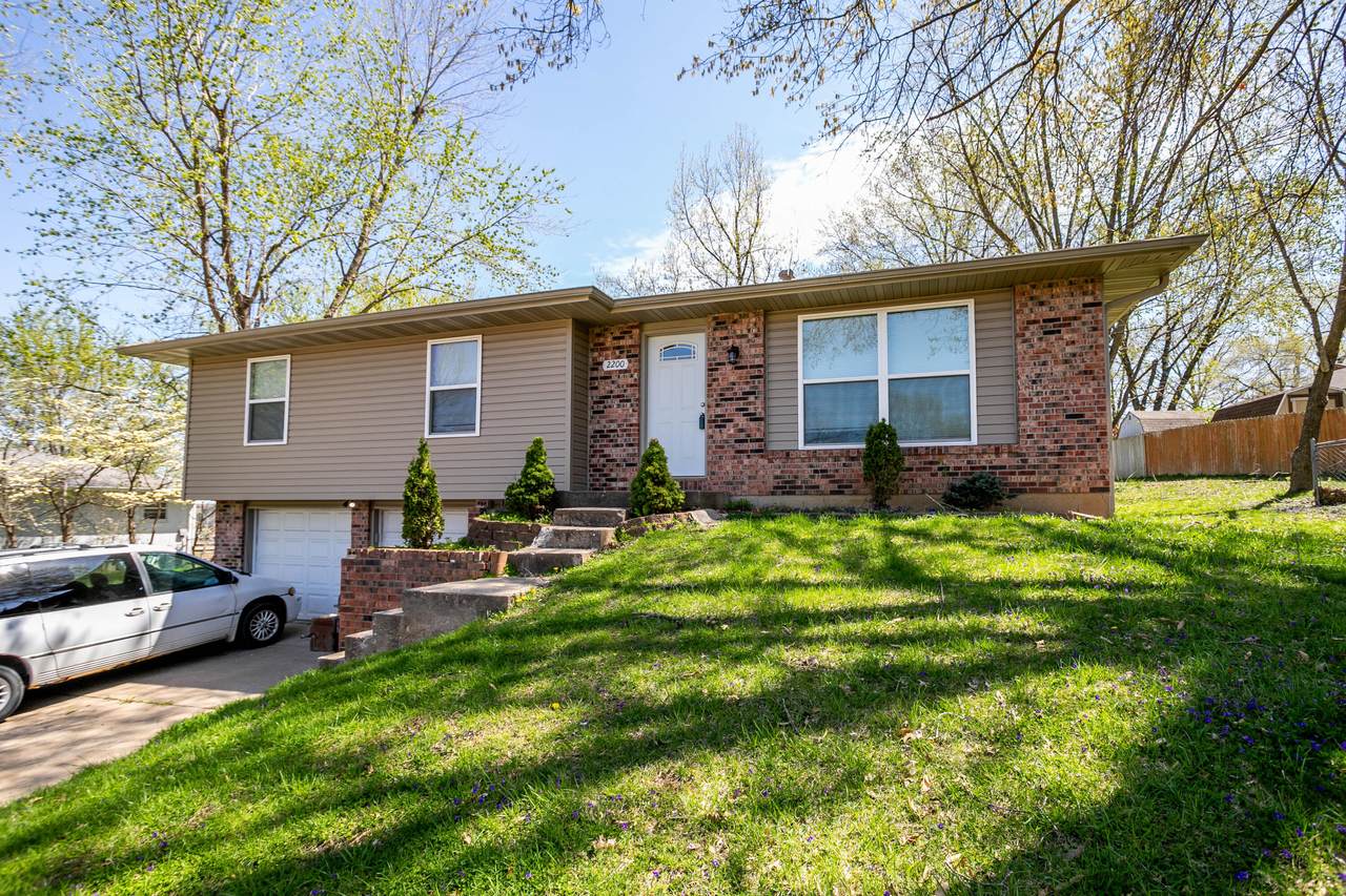 2200 Hawthorn Dr - Photo 1