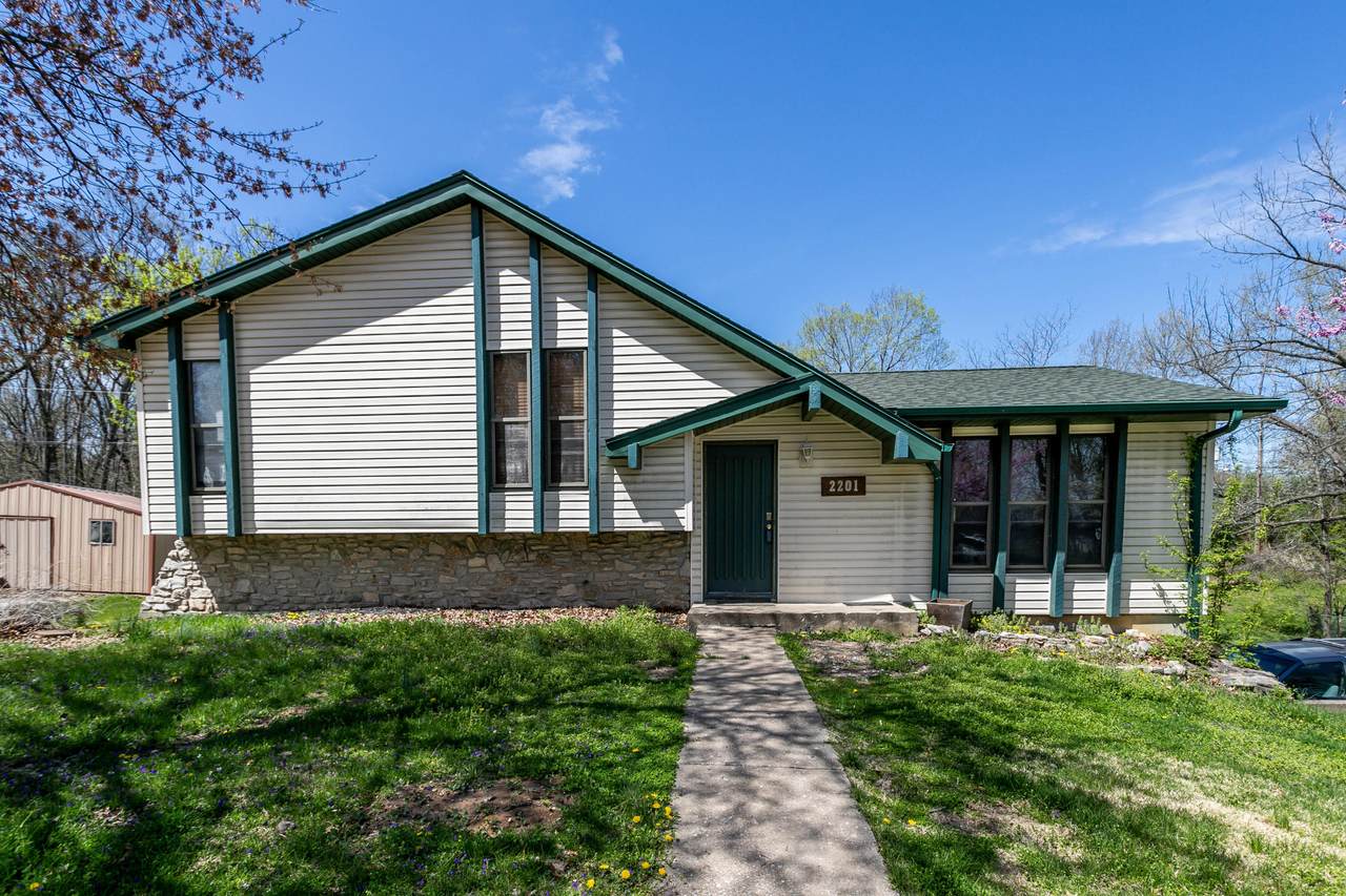 2201 Hawthorn Dr - Photo 1