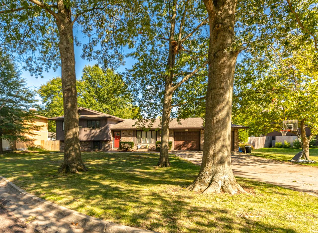 805 Canterbury Dr - Photo 1