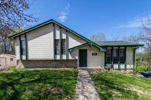 2201 Hawthorn Dr - Photo 1