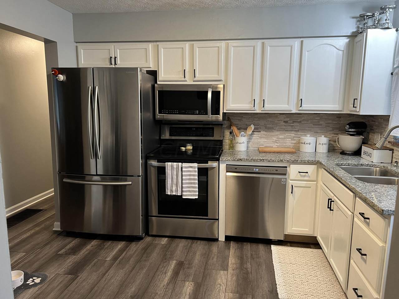 1049 Roundelay Road - Photo 1