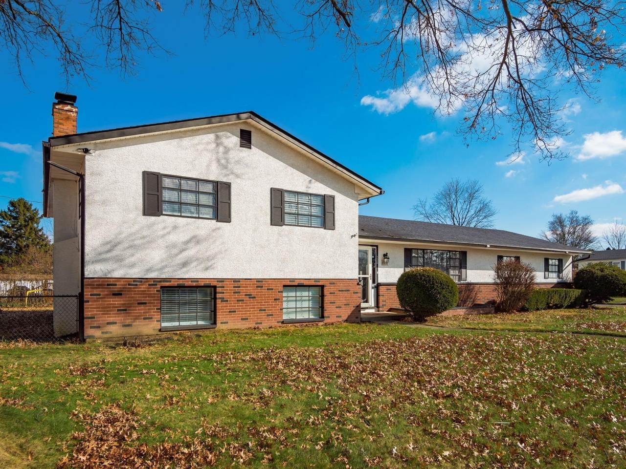 1526 Lonsdale Road - Photo 1