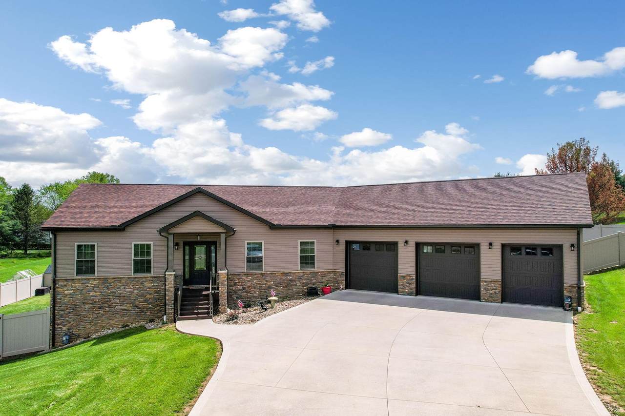 1885 Greenbriar Way - Photo 1
