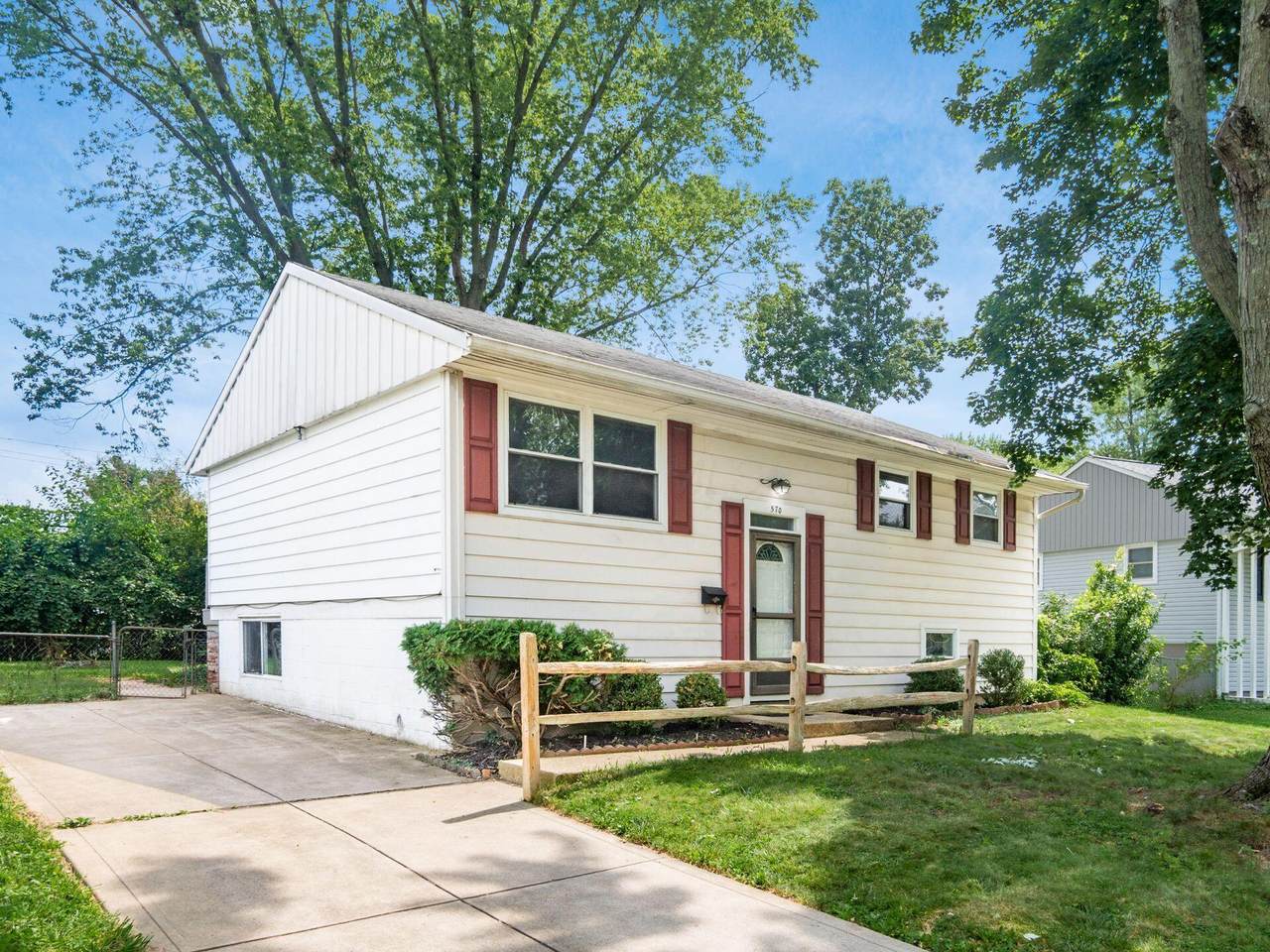 570 Fairholme Road - Photo 1