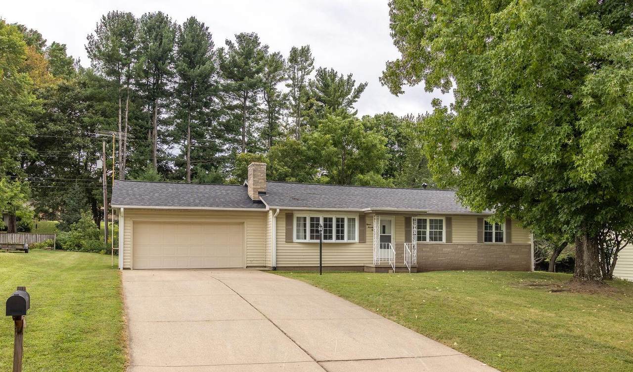1572 Lynn Drive - Photo 1