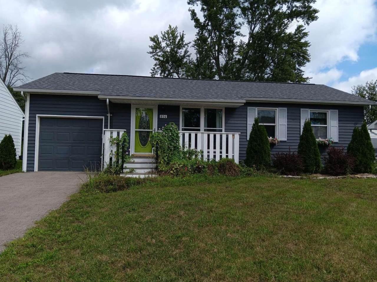 814 Lakeview Drive - Photo 1