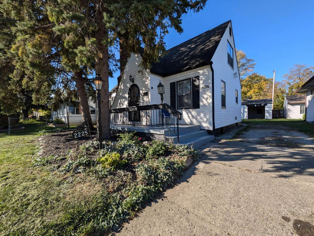 2225 Medina Avenue - Photo 1