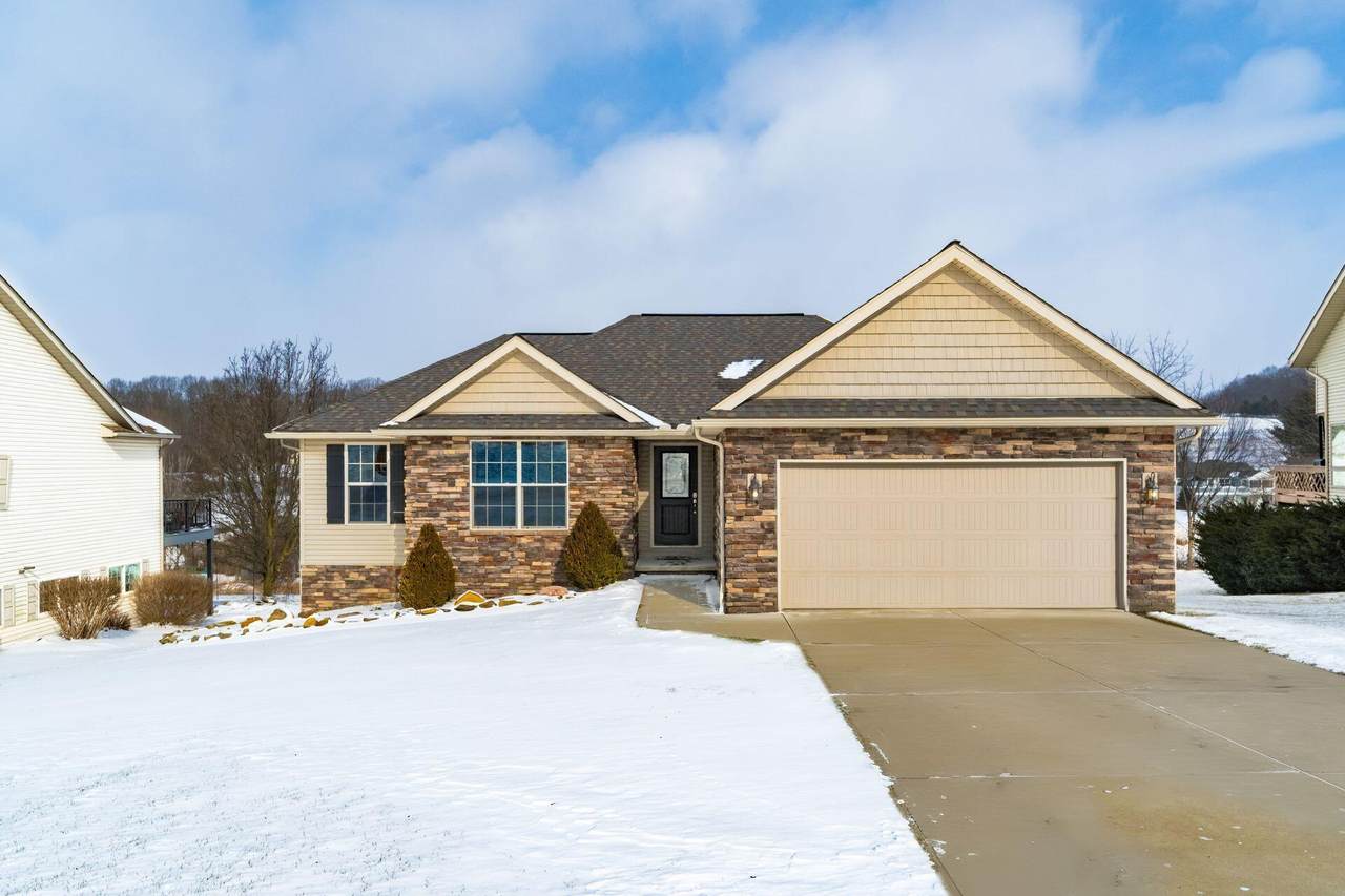 992 Country Club Drive - Photo 1