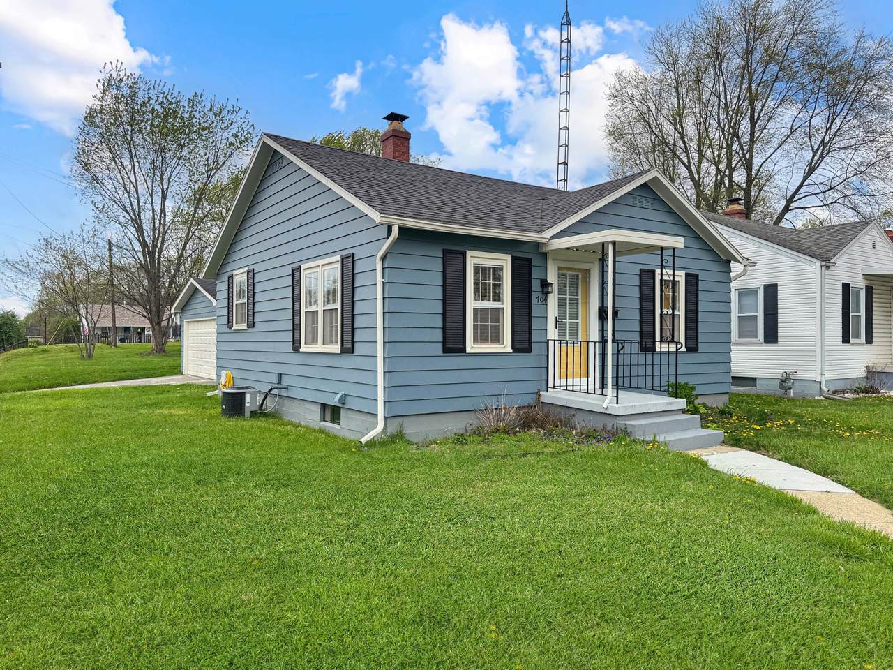 704 Russell Street - Photo 1