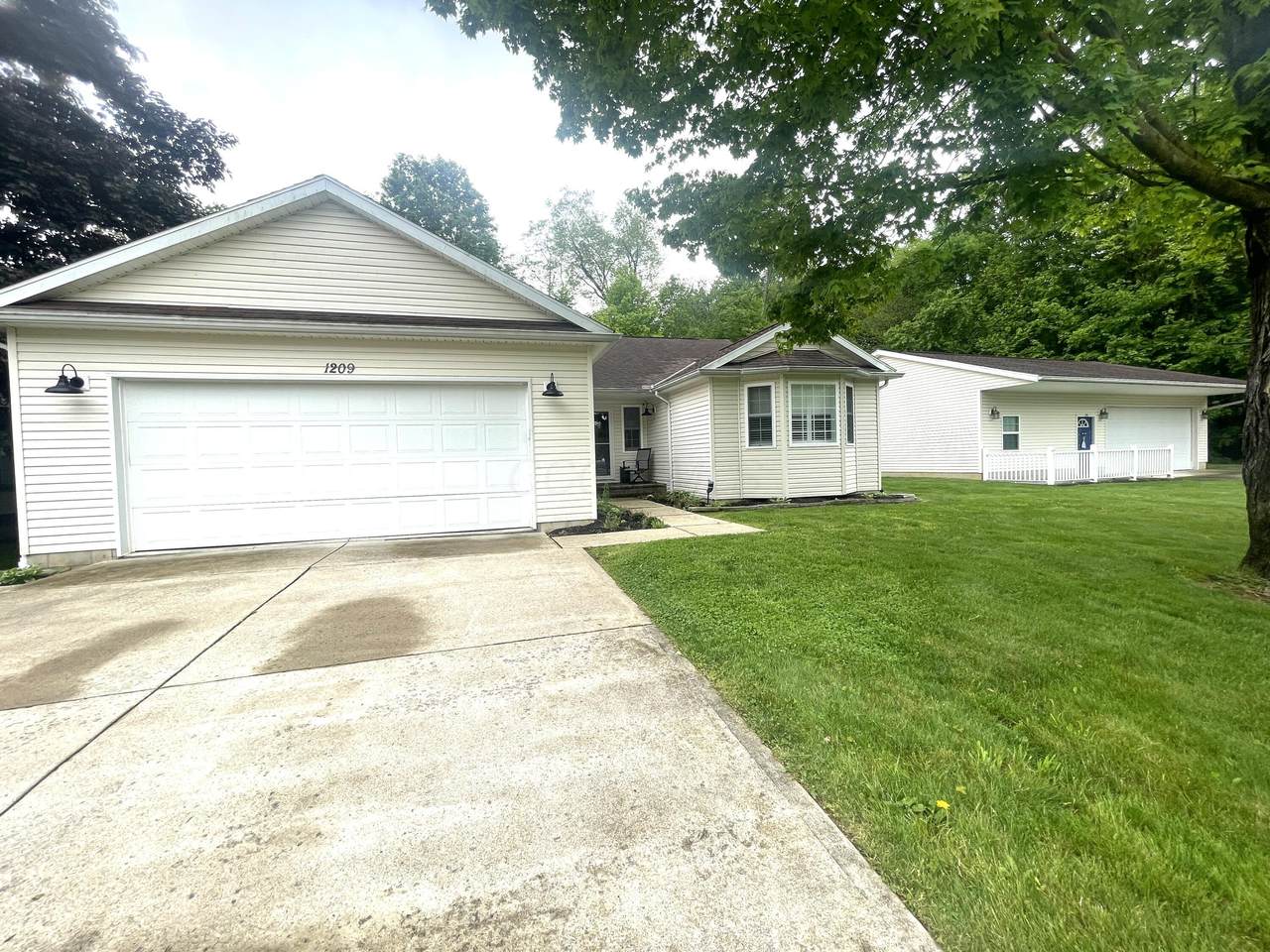 1209 Apple Valley Drive - Photo 1