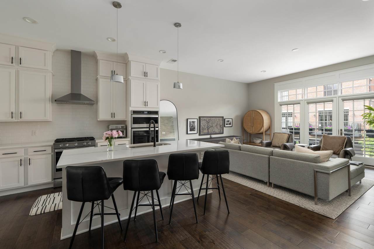 895 Wall Street - Photo 1