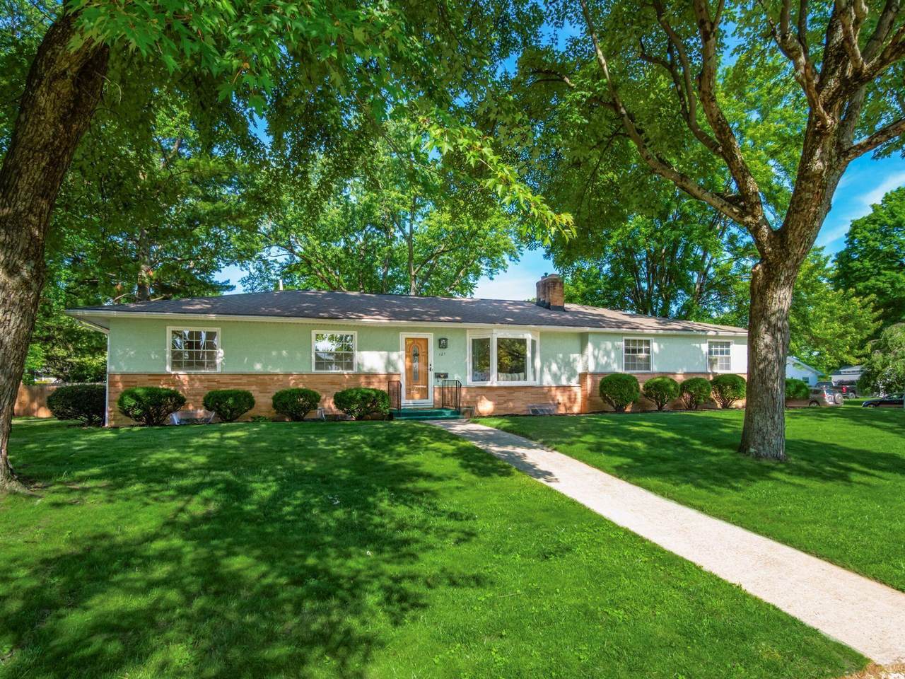 121 Sierra Drive - Photo 1