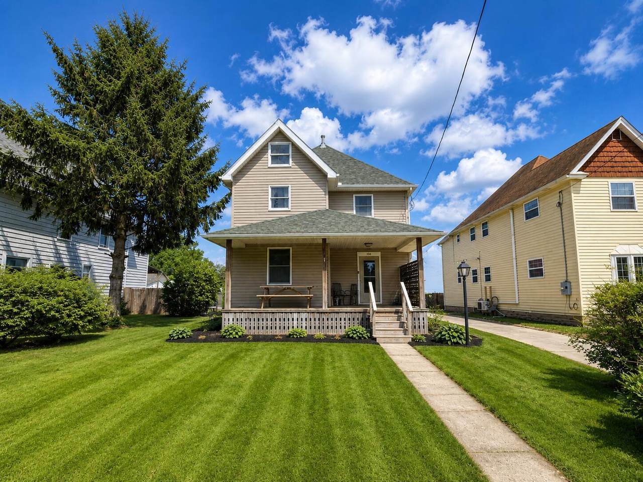 300 Summit Street - Photo 1