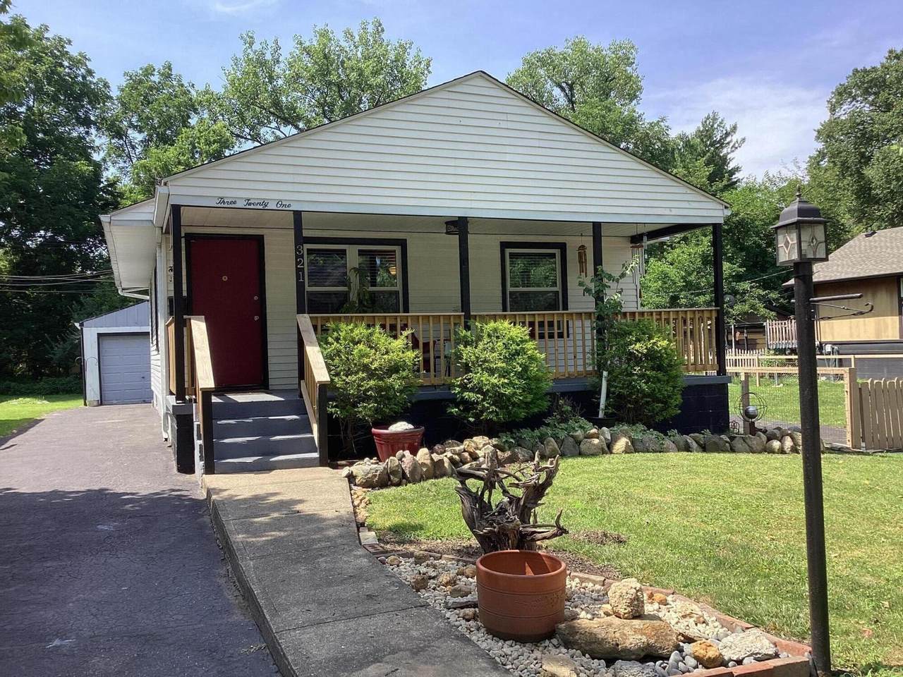 321 Kanawha Avenue - Photo 1