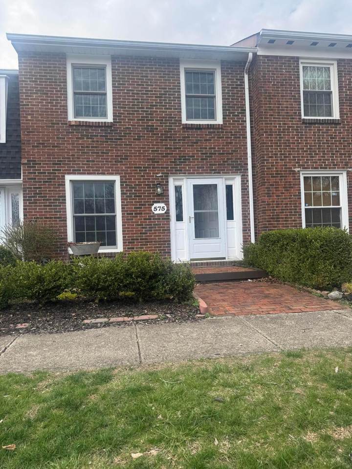 575 Dlyn Street - Photo 1