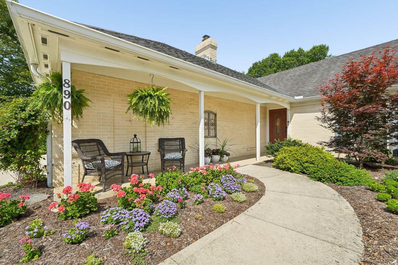 890 Lookout Point Drive - Photo 1