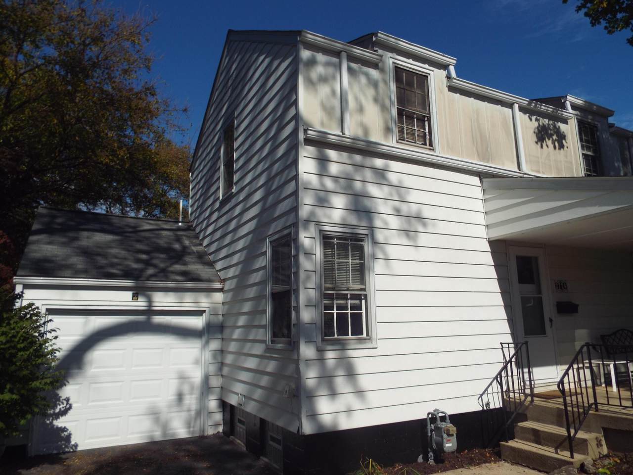 2724 Elliott Avenue - Photo 1