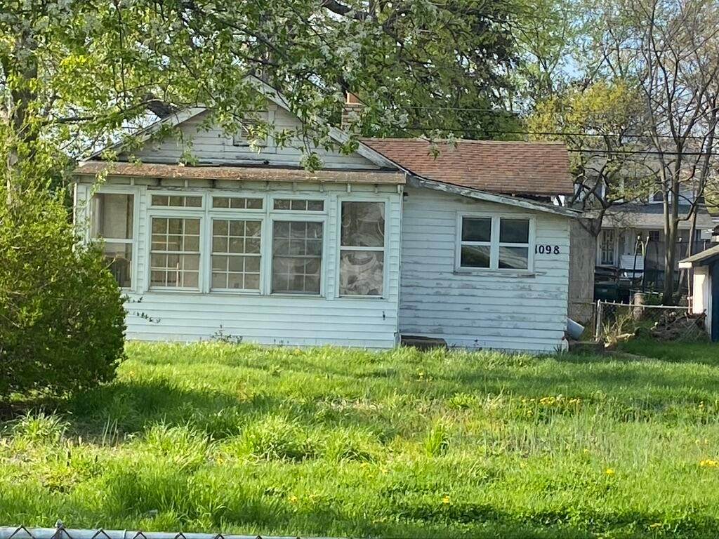 1098 Campbell Avenue - Photo 1