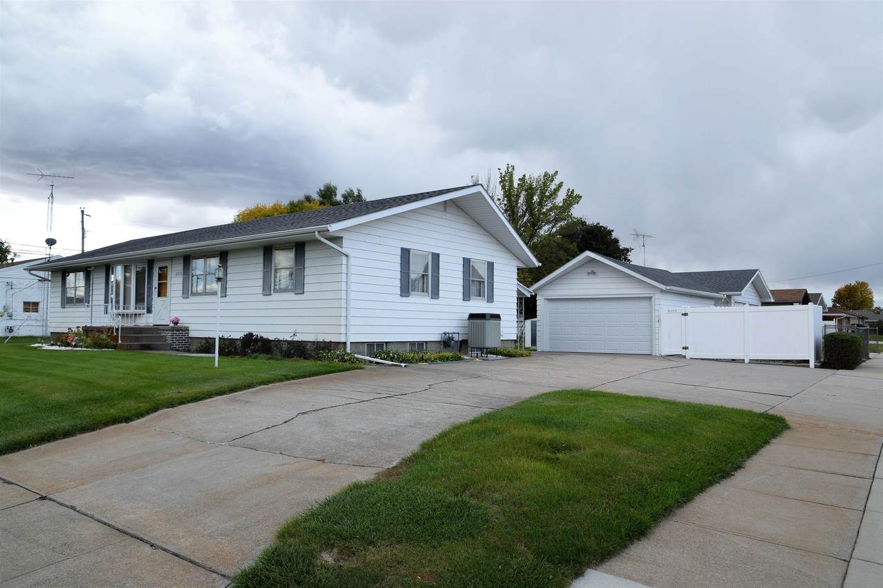 2970 33RD AVENUE - Photo 1