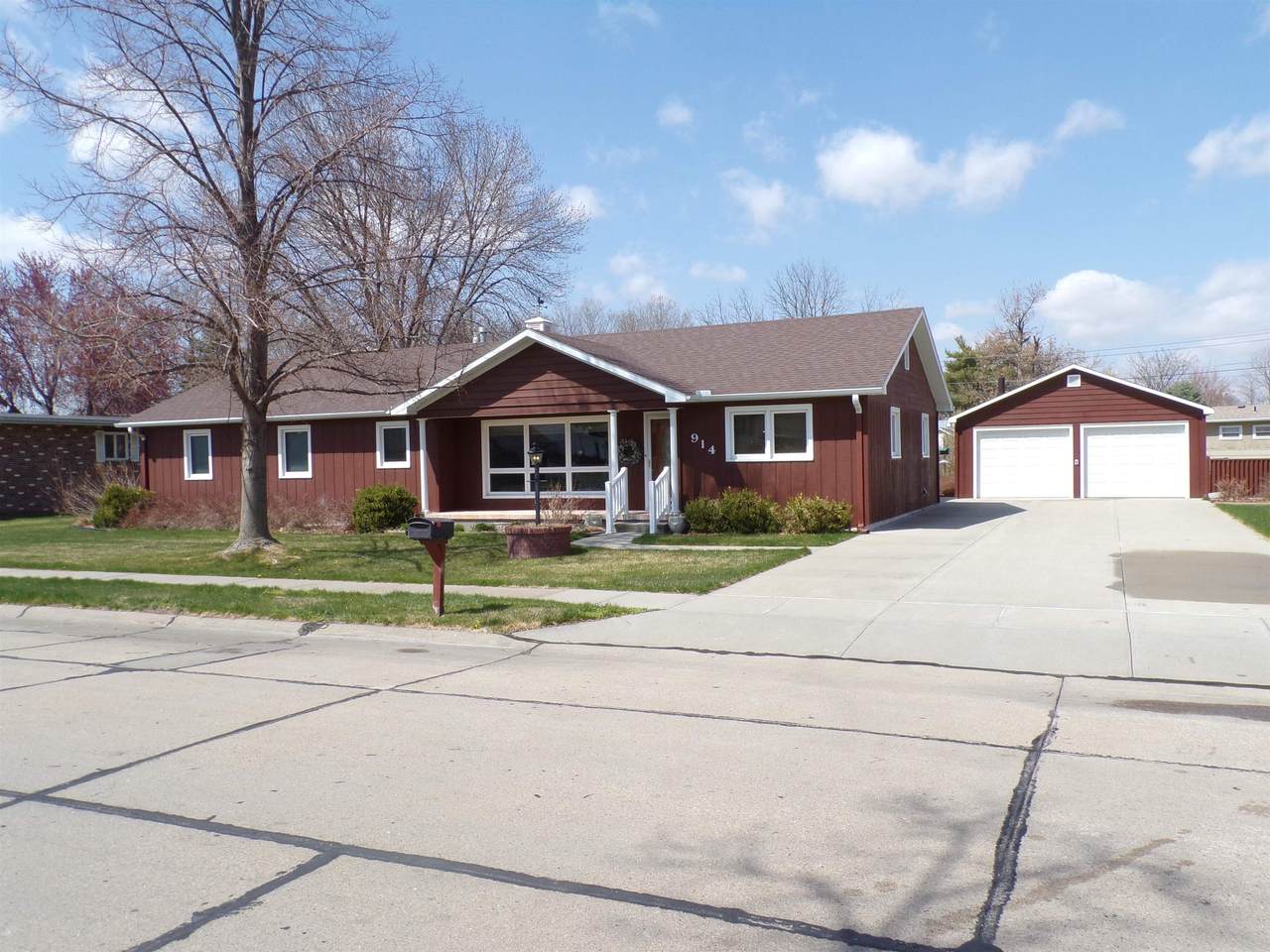914 2ND STREET - Photo 1
