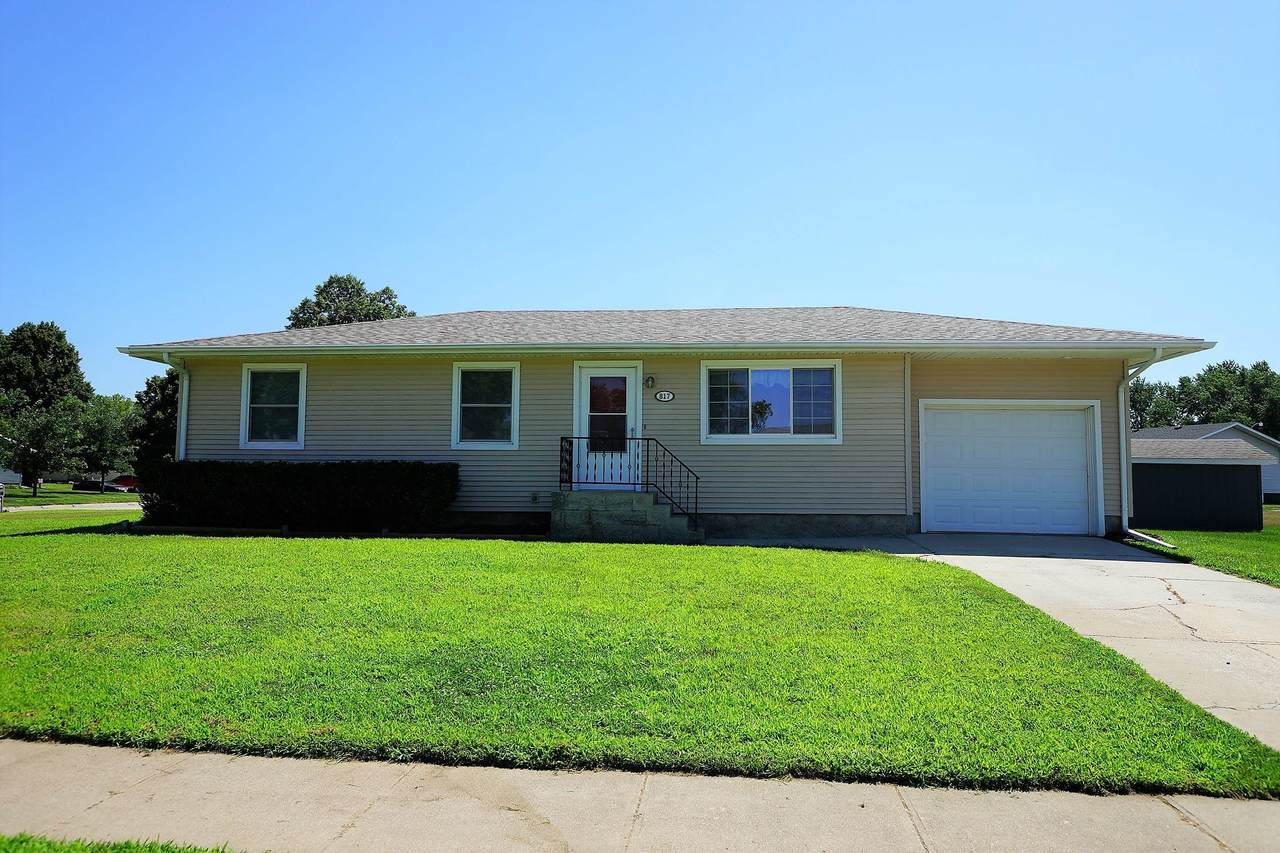817 6TH STREET - Photo 1