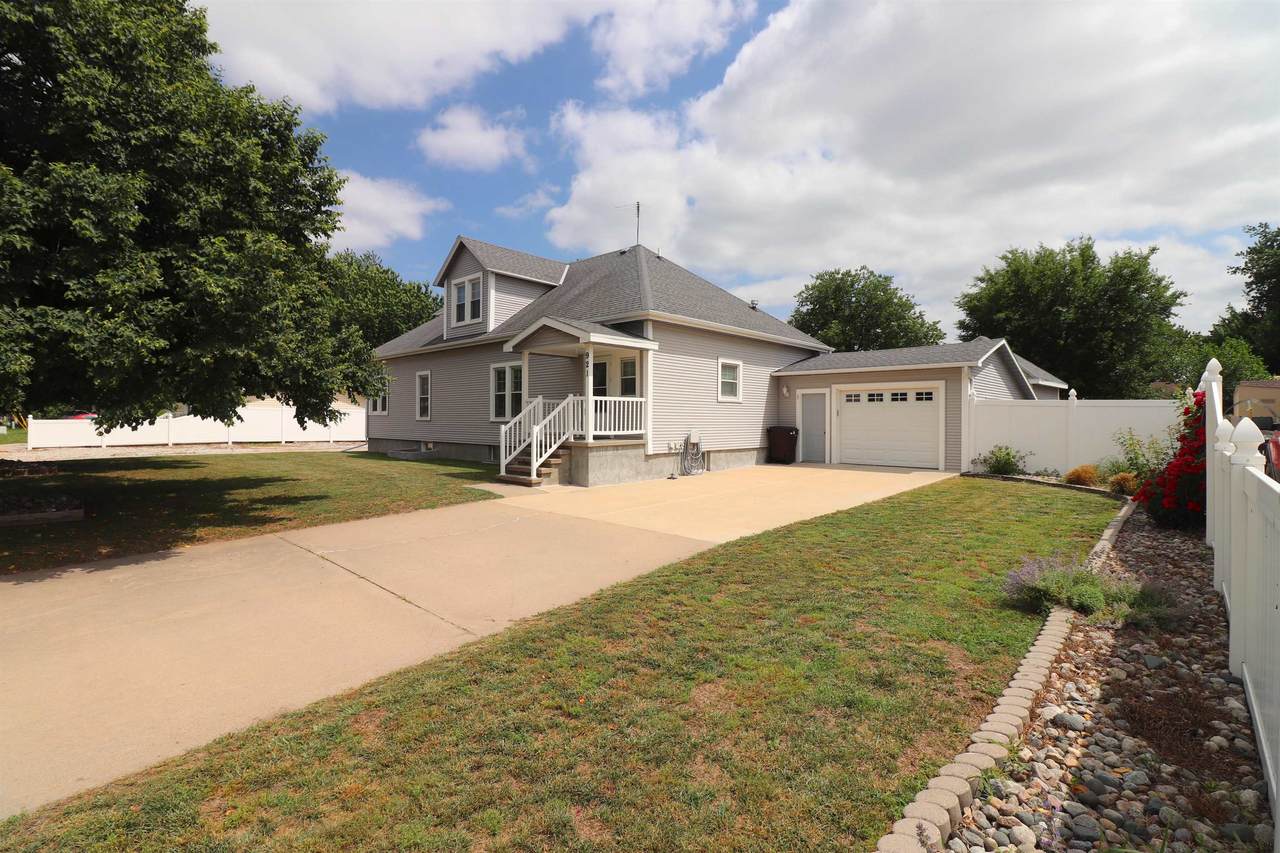 921 9th Street - Photo 1