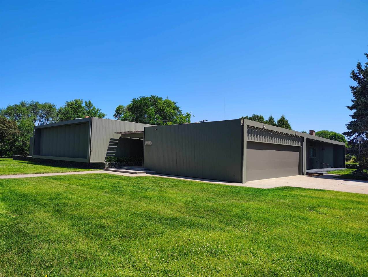 2555 Pershing Road - Photo 1