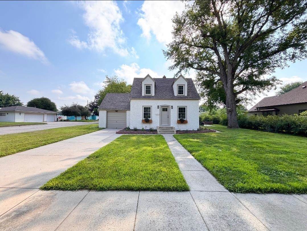 905 2nd Street - Photo 1