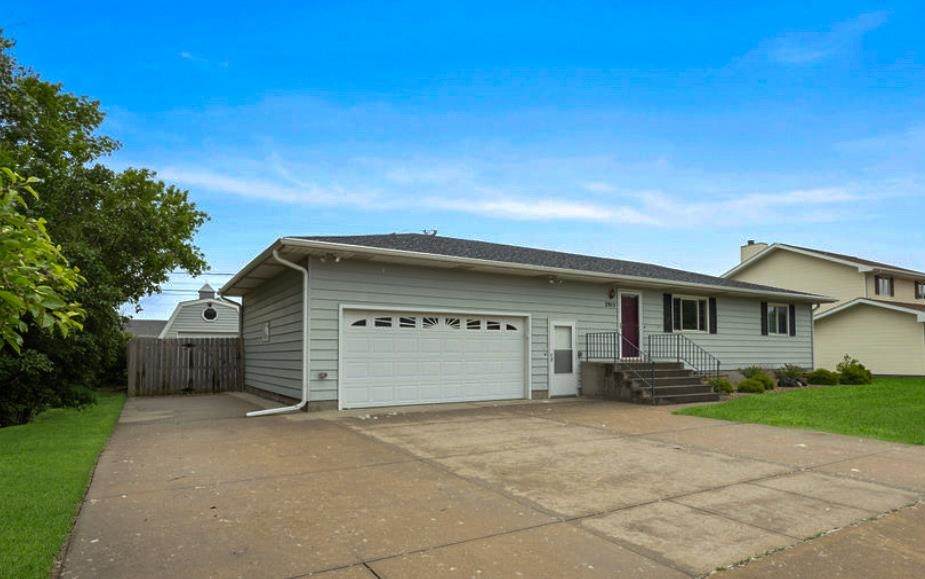 2915 31st Street - Photo 1