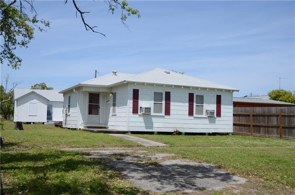 922 Houston St - Photo 1