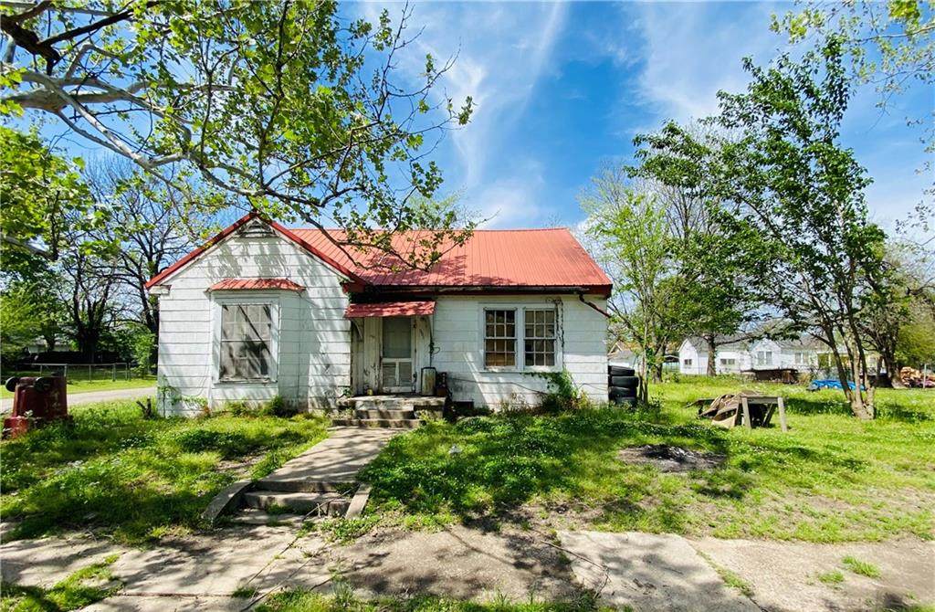 601 E Broadway St - Photo 1