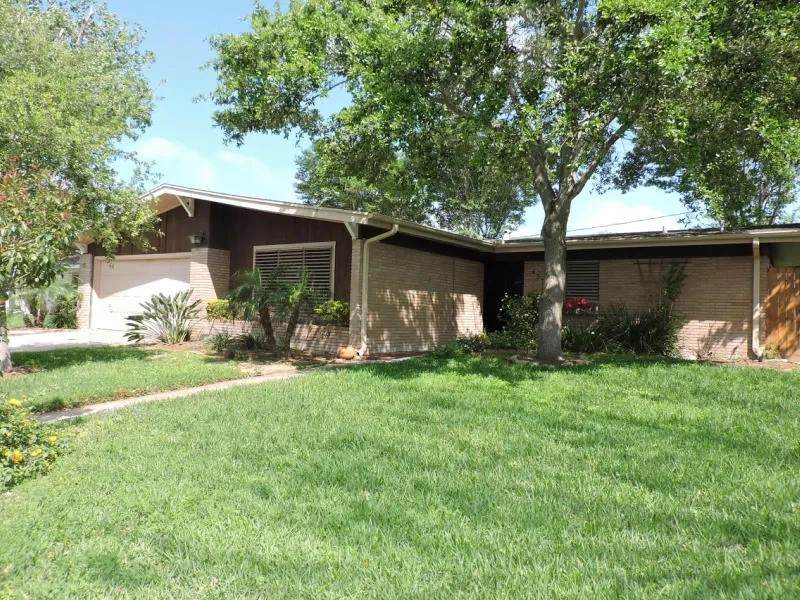 437 Troy Drive - Photo 1
