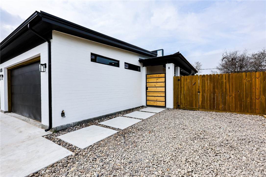 626 Glazebrook Street - Photo 1
