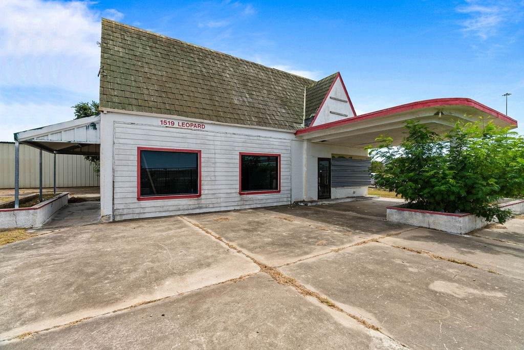 1519 Leopard Street - Photo 1