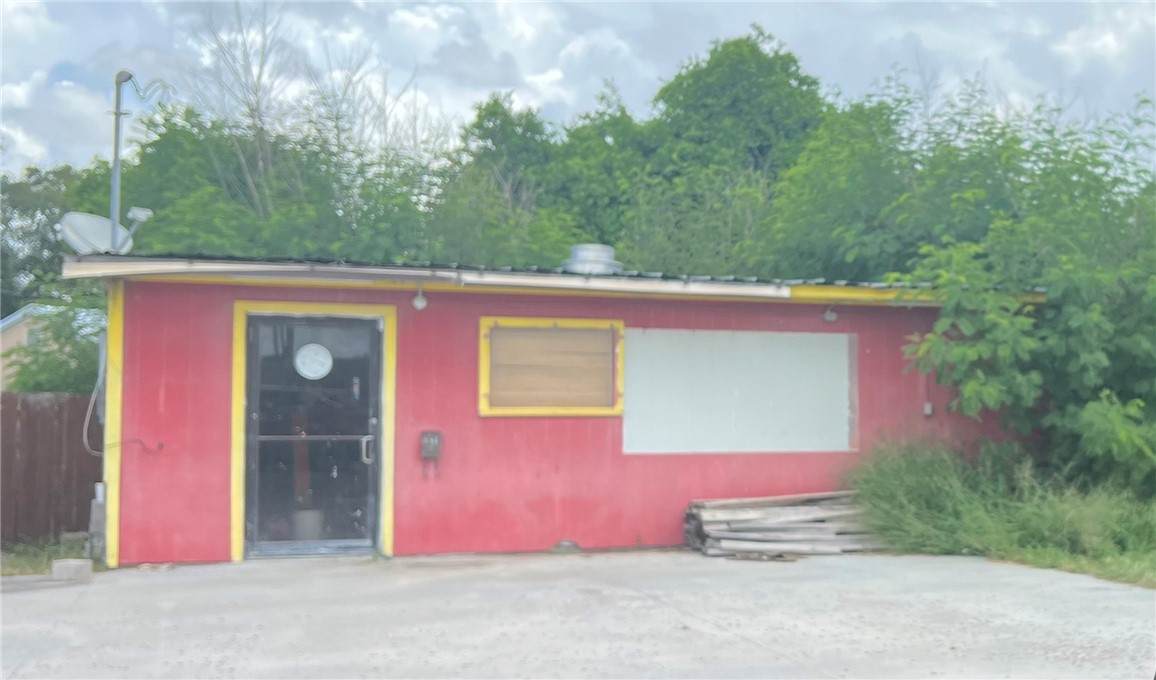 916 Hwy 281 - Photo 1