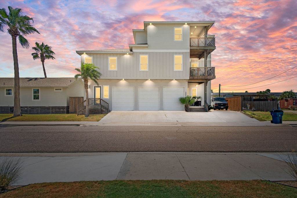 202 Oaks Avenue - Photo 1