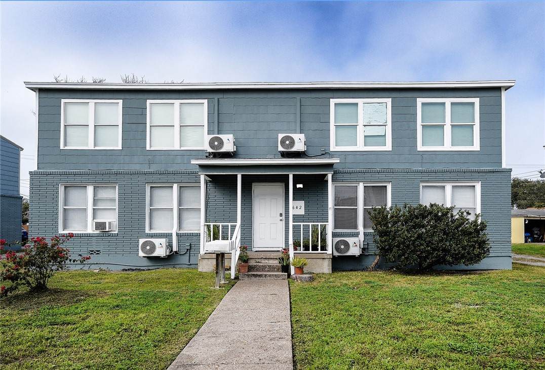 642 Robinson Street - Photo 1