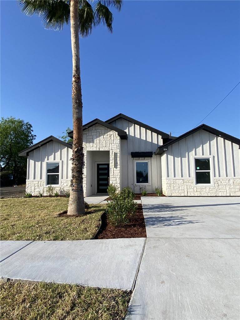 604 La Quinta Drive - Photo 1