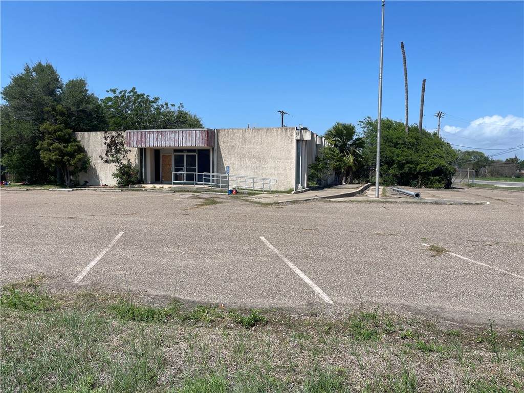 900 Moore Avenue - Photo 1
