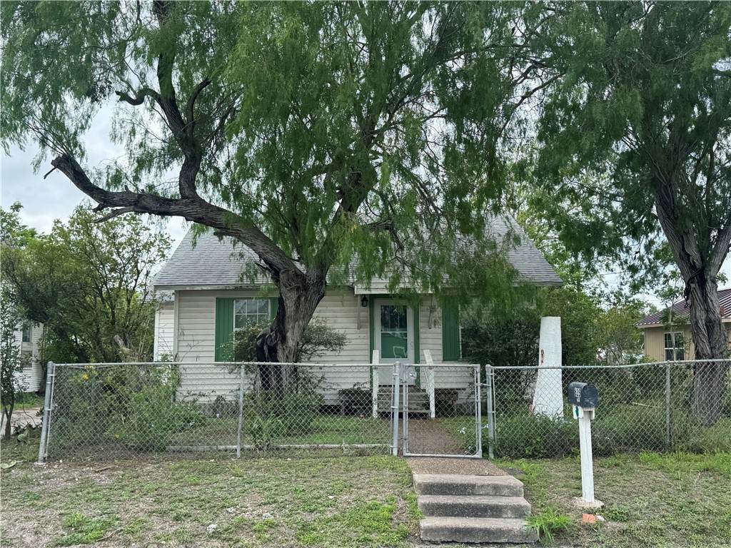 635 Victoria Avenue - Photo 1